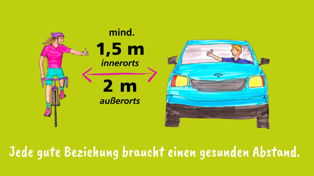Radfahrerin wird von Autofahrer mit viel Abstand überholt, beide lächeln sich zu.