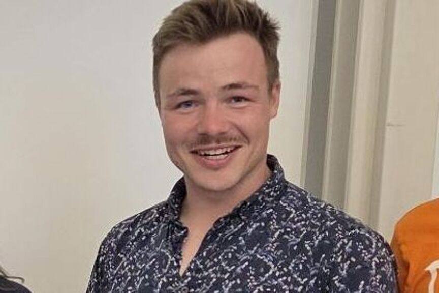 Michael Dimler Porträtaufnahme von Michael Dimler vor grauem Hintergrund.