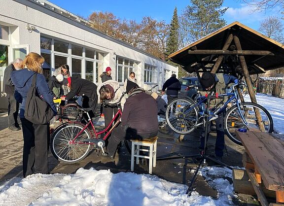 Personen untersuchen und reparieren Fahrräder