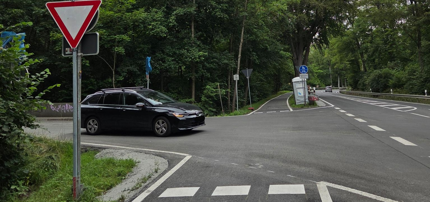 Kreuzung mit abbiegendem Auto und Wartepflicht für Radfahrende