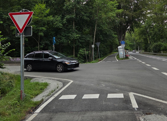 Kreuzung mit abbiegendem Auto und Wartepflicht für Radfahrende
