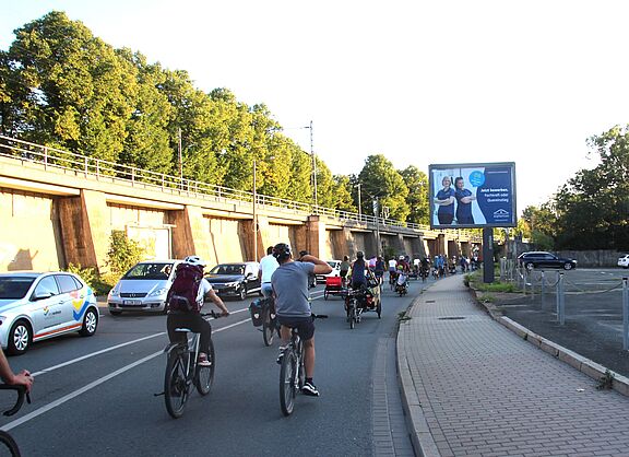 Critical Mass Fahrrad-Demo auf dem Eisenbahndamm