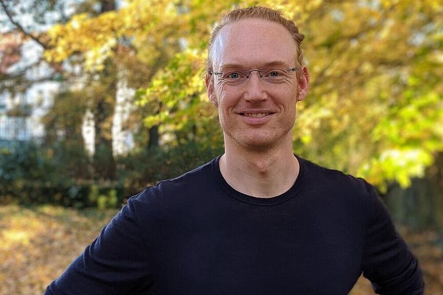 Andreas Seher Porträtaufnahme von Andreas Seher vor einer herbstlichen Landschaft.