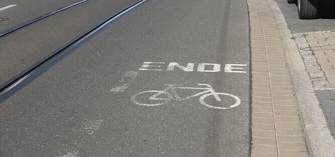 Ende eines Fahrradschutzstreifens auf der Karl-Liebknecht-Straße 