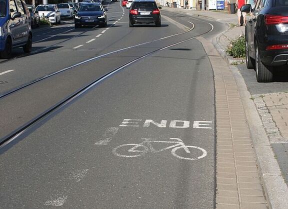 Ende eines Fahrradschutzstreifens auf der Karl-Liebknecht-Straße 