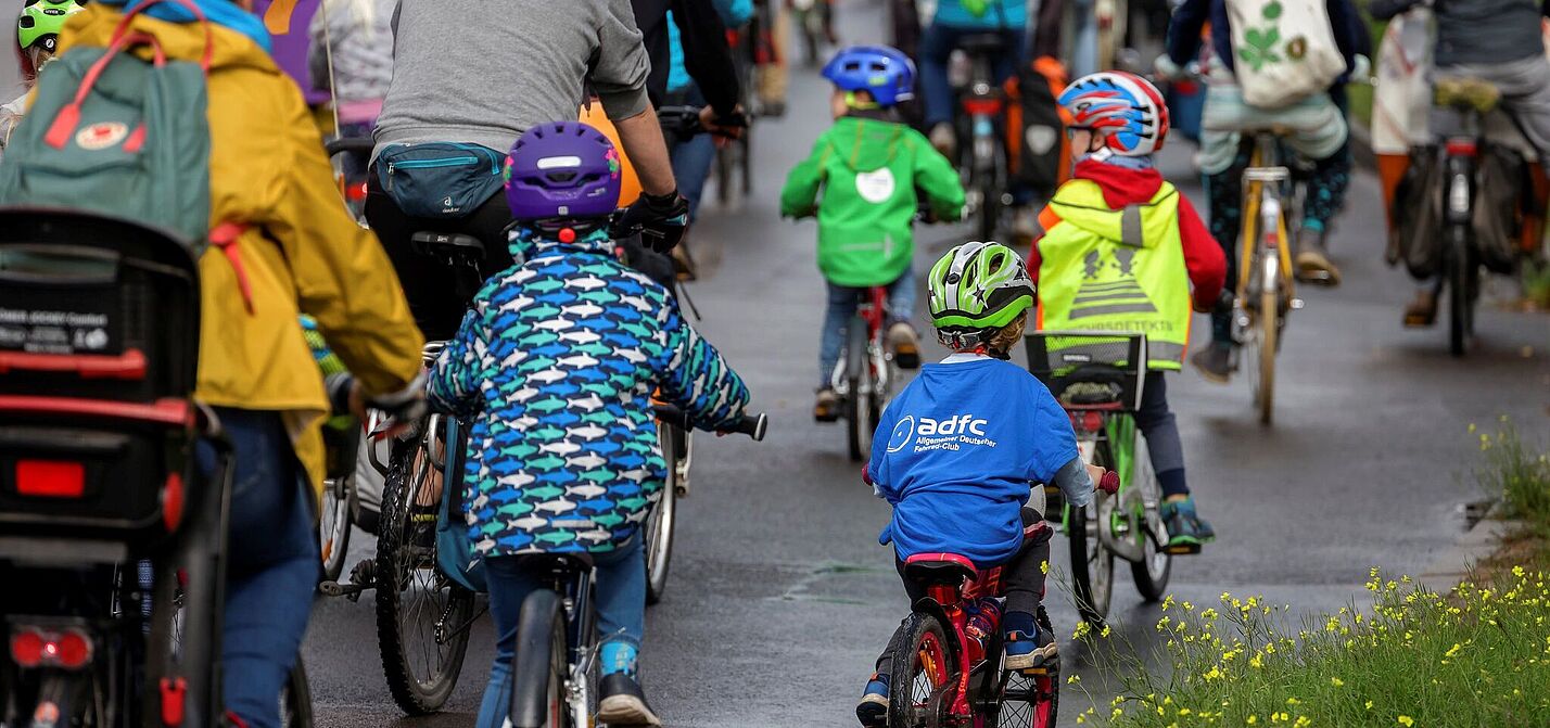 Kidical Mass Jena Kinder und Erwachsene fahren gemeinsam auf einer Straße Fahrrad
