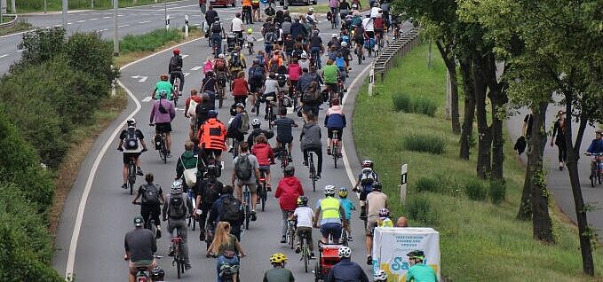 Critcal Mass Jena auf der Stadtrodaer Straße Viele Radfahrer der Critical Mass Jena fahren über die Stadtrodaer Straße.