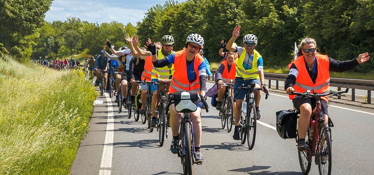 Fahrradsternfahrt Thüringen 7.6.2026 Route Weimar - Erfurt viele Radfahrende fahren auf einer Baumbesäumten Straße