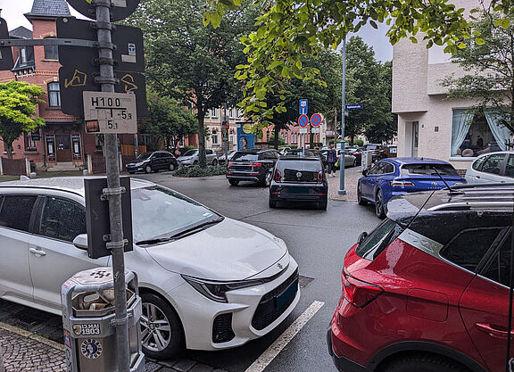 Zugeparkte Kreuzung vorm Bäcker im Damenviertel