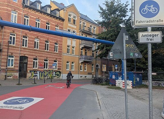 Straße mit rotem Asphalt auf dem Fahrradstraße steht