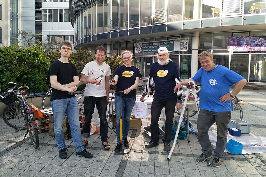 Das Reparaturteam posiert mit Werkzeug.