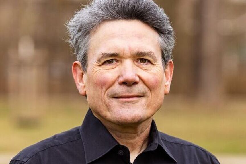 Lutz Jacob Porträtaufnahme von Lutz Jacob vor einer herbstlichen Landschaft.