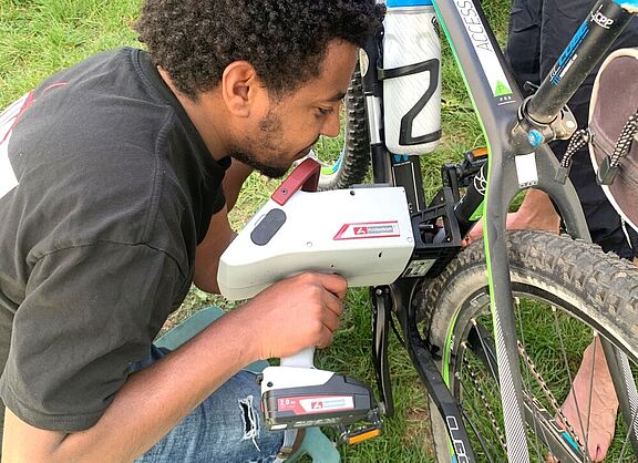 Mann codiert ein Fahrrad