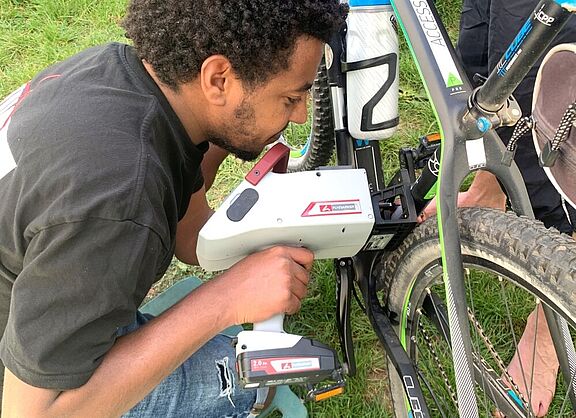 Fahrrad-Codierung mit Nadelcodierer Mann codiert ein Fahrrad