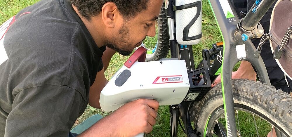 Fahrrad-Codierung mit Nadelcodierer Mann codiert ein Fahrrad