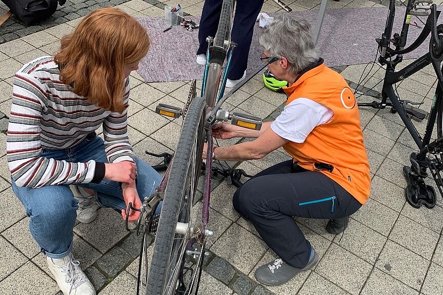 Campusreparaturtag 2023 Zwei Frauen reparieren ein Fahrrad