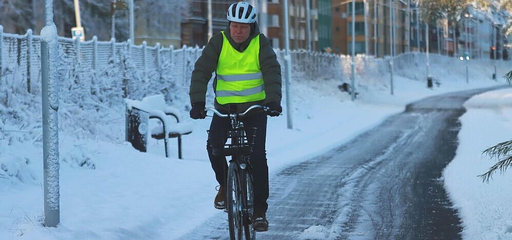 Radfahrer auf beschneitem Radweg Radfahrer auf beschneitem Radweg