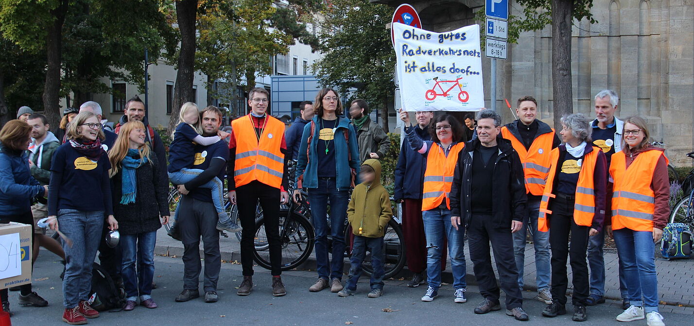 Ein Gruppenbild Aktivisten des Radentscheid Jena mit Bannern und Transparenten
