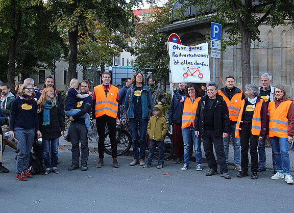 Ein Gruppenbild Aktivisten des Radentscheid Jena mit Bannern und Transparenten