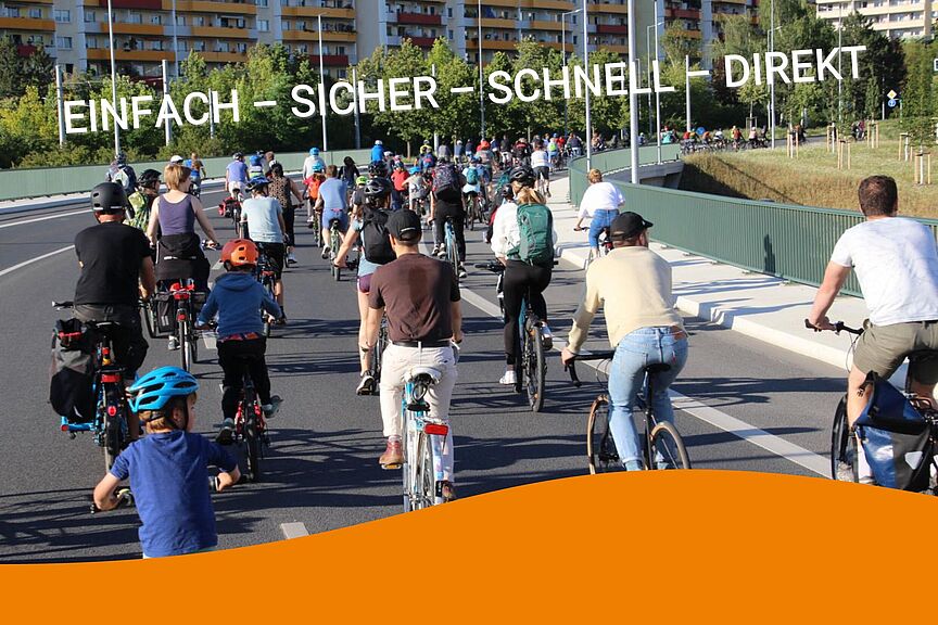 Verkehrspolitisches Konzept Foto von vielen Radfahrenden auf einer Fahrraddemo und das Motto "Einfach - sicher - schnell - direkt"