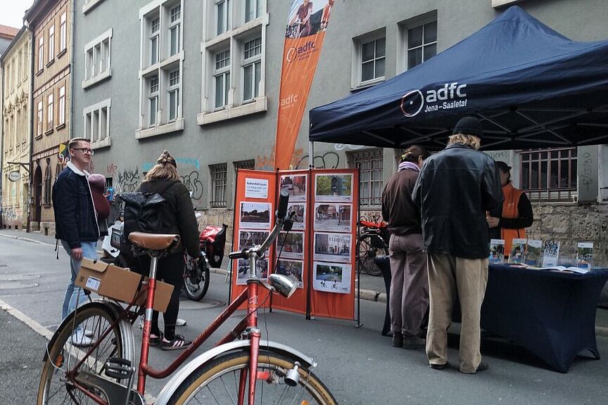 Krautgassenfest Menschen sprechen an einem Infostand miteinander