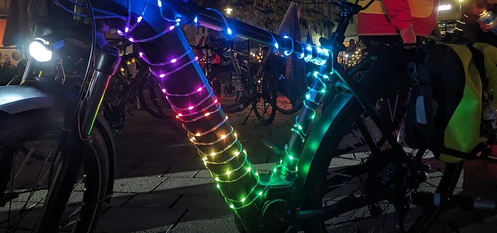 Fahrrad mit Lichterkette in Regenbogenfarben