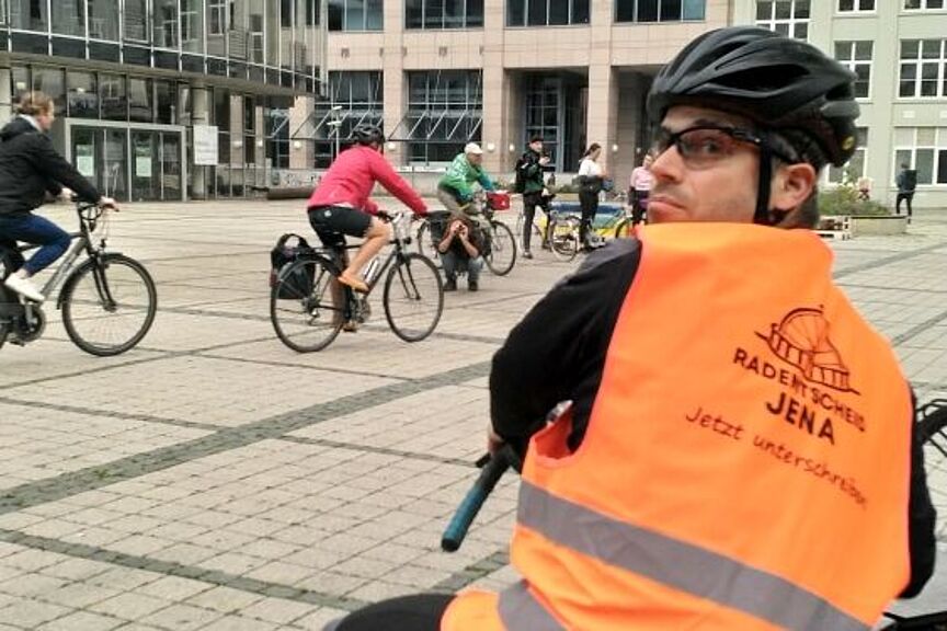 Stefan Ringleb mit Radentscheid Jena-Warnweste