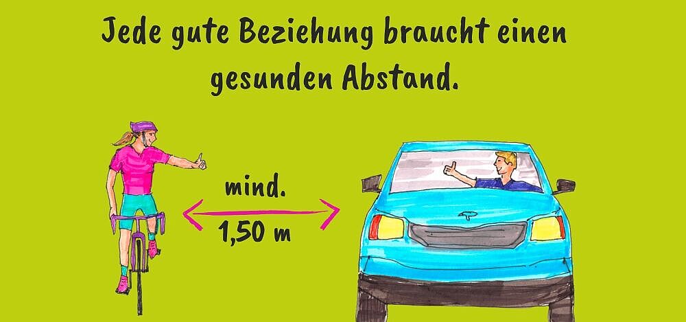 Jede gute Beziehung braucht einen gesunden Abstand Eine Radfahrerin zeigt einem Autofahrer, der sie mit anderthalb Meter Abstand überholt, einen erhobenen Daumen und lächelt.
