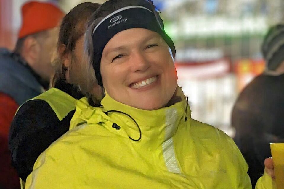 Barbara_CM-24-12 Junge Frau in Funktionskleidung lacht in die Kamera