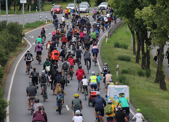 Radfahrer der Critical Mass Jena auf der Stadtrodaer Straße
