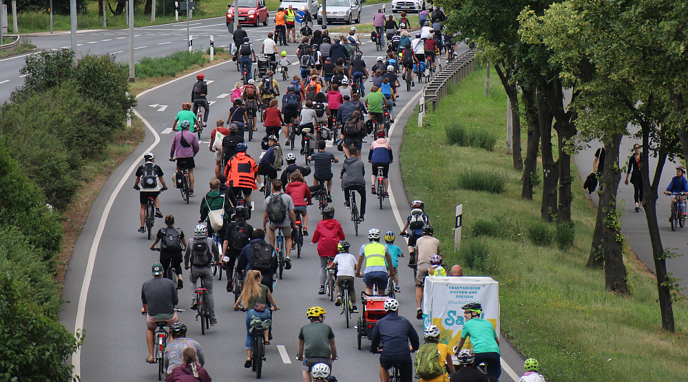 Radfahrer der Critical Mass Jena auf der Stadtrodaer Straße