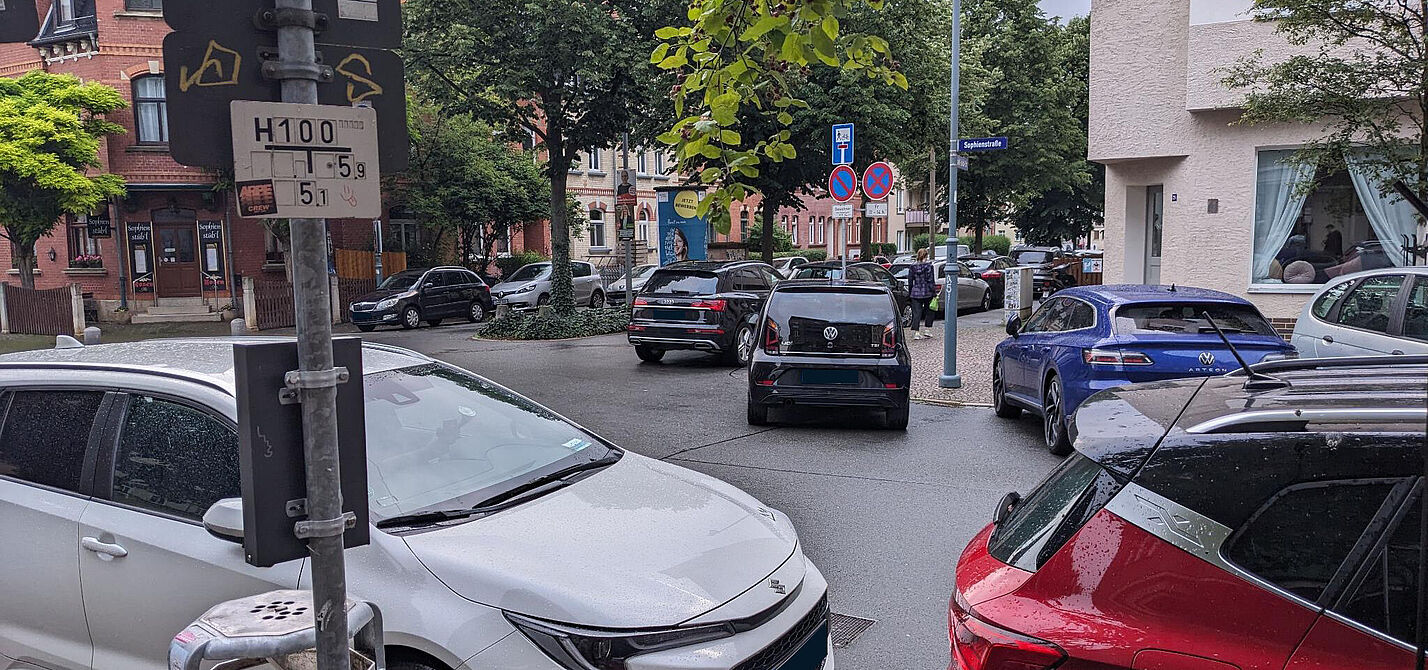 Vielen Autos parken in einem Wohngebiet im Kreuzungsbereich