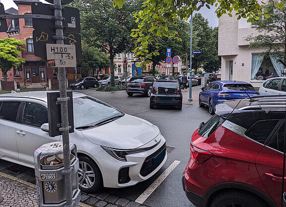 Vielen Autos parken in einem Wohngebiet im Kreuzungsbereich