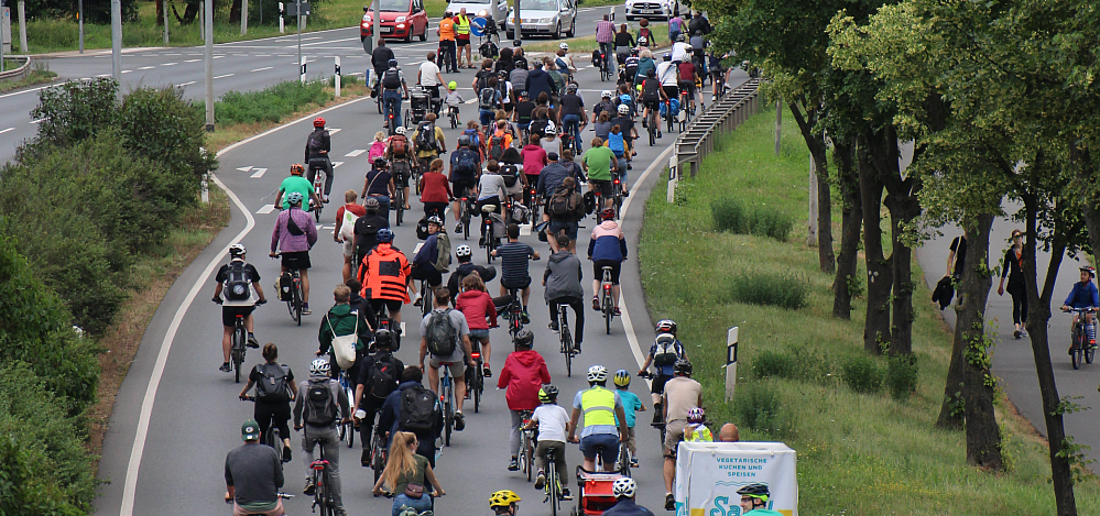 Radfahrer der Critical Mass Jena auf der Stadtrodaer Straße