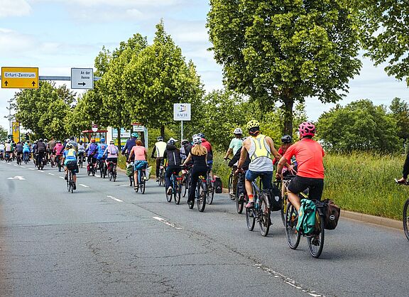Radfahrende am Ortseingangsschild Erfurt