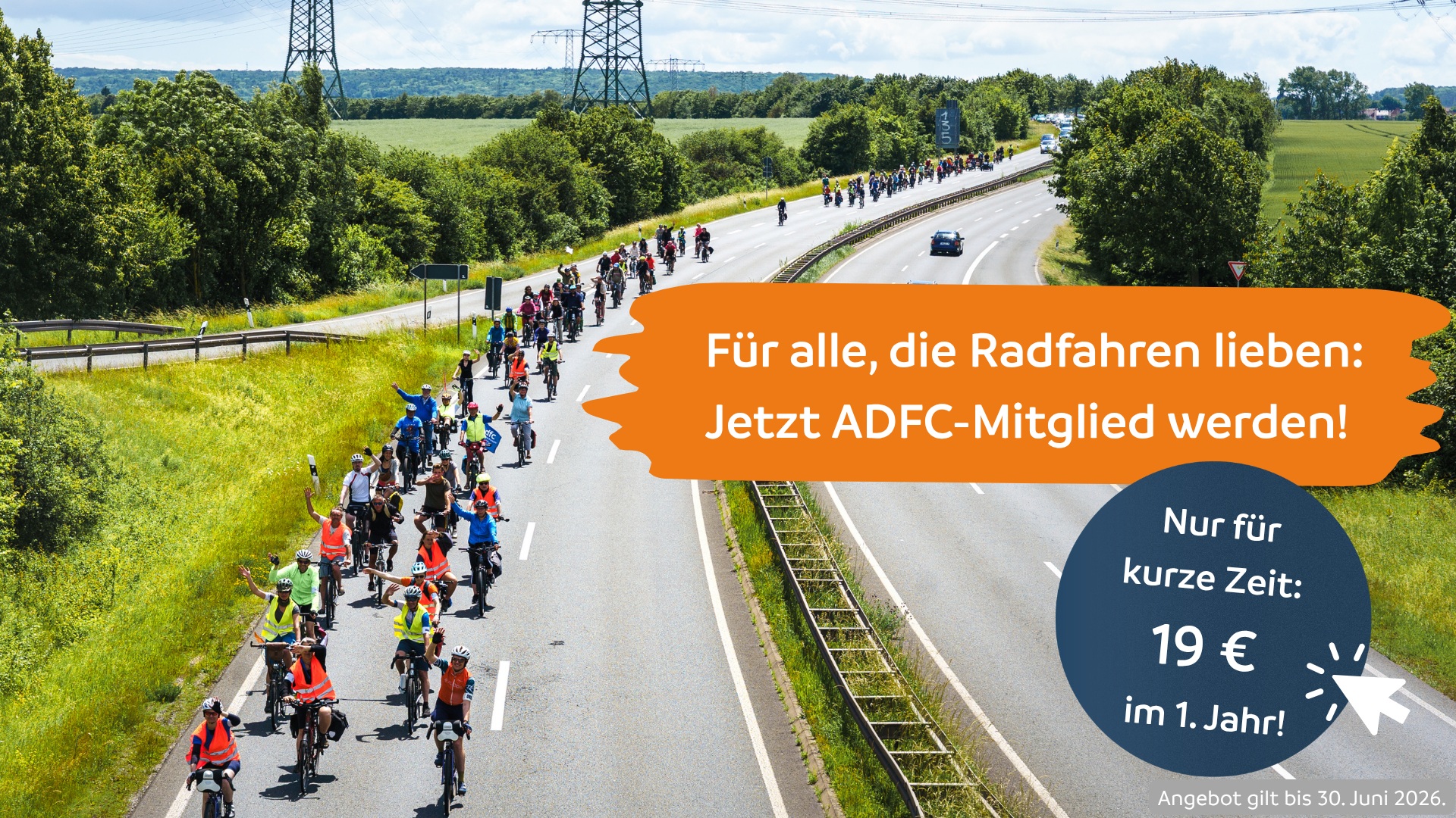 Radfahrende fahren winkend über eine Autobahn