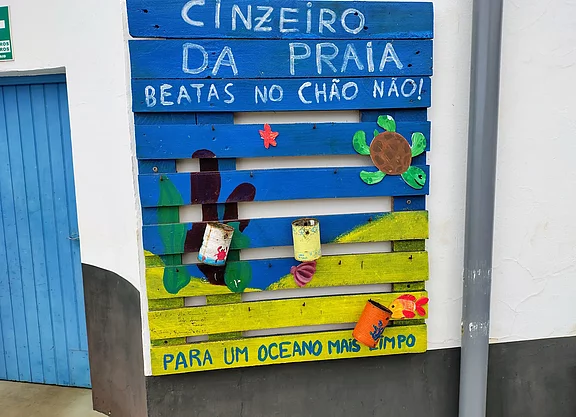 CINZEIRO DE PRAIA - BESTAS NO CHÃO NÃO - PARA UM OCEANO MAS LIMPO - Angemalte Konservendosen als: "Strandaschenbecher – keine Kippen auf dem Boden – für einen sauber(er)en Ozean" CINZEIRO DE PRAIA - BESTAS NO CHÃO NÃO - PARA UM OCEANO MAS LIMPO - Angemalte Konservendosen als: "Strandaschenbecher – keine Kippen auf dem Boden – für einen sauber(er)en Ozean"