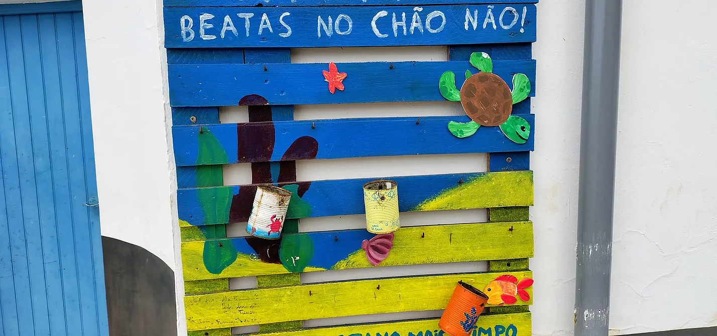 CINZEIRO DE PRAIA - BESTAS NO CHÃO NÃO - PARA UM OCEANO MAS LIMPO - Angemalte Konservendosen als: "Strandaschenbecher – keine Kippen auf dem Boden – für einen sauber(er)en Ozean"
