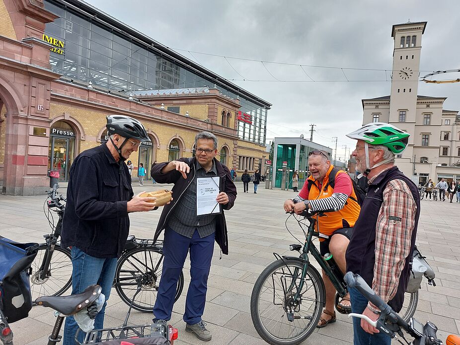 Staffelstabübergabe am Erfurter Hauptbahnhof