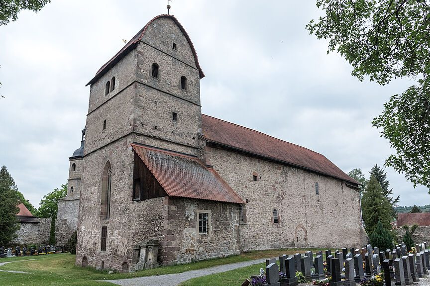 Die Michaeliskirche in Rohr. Die Michaeliskirche in Rohr mit Friedhof im Vordergrund.