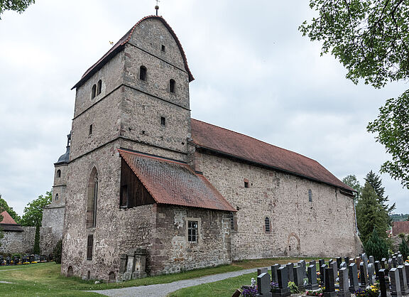 Die Michaeliskirche in Rohr mit Friedhof im Vordergrund.