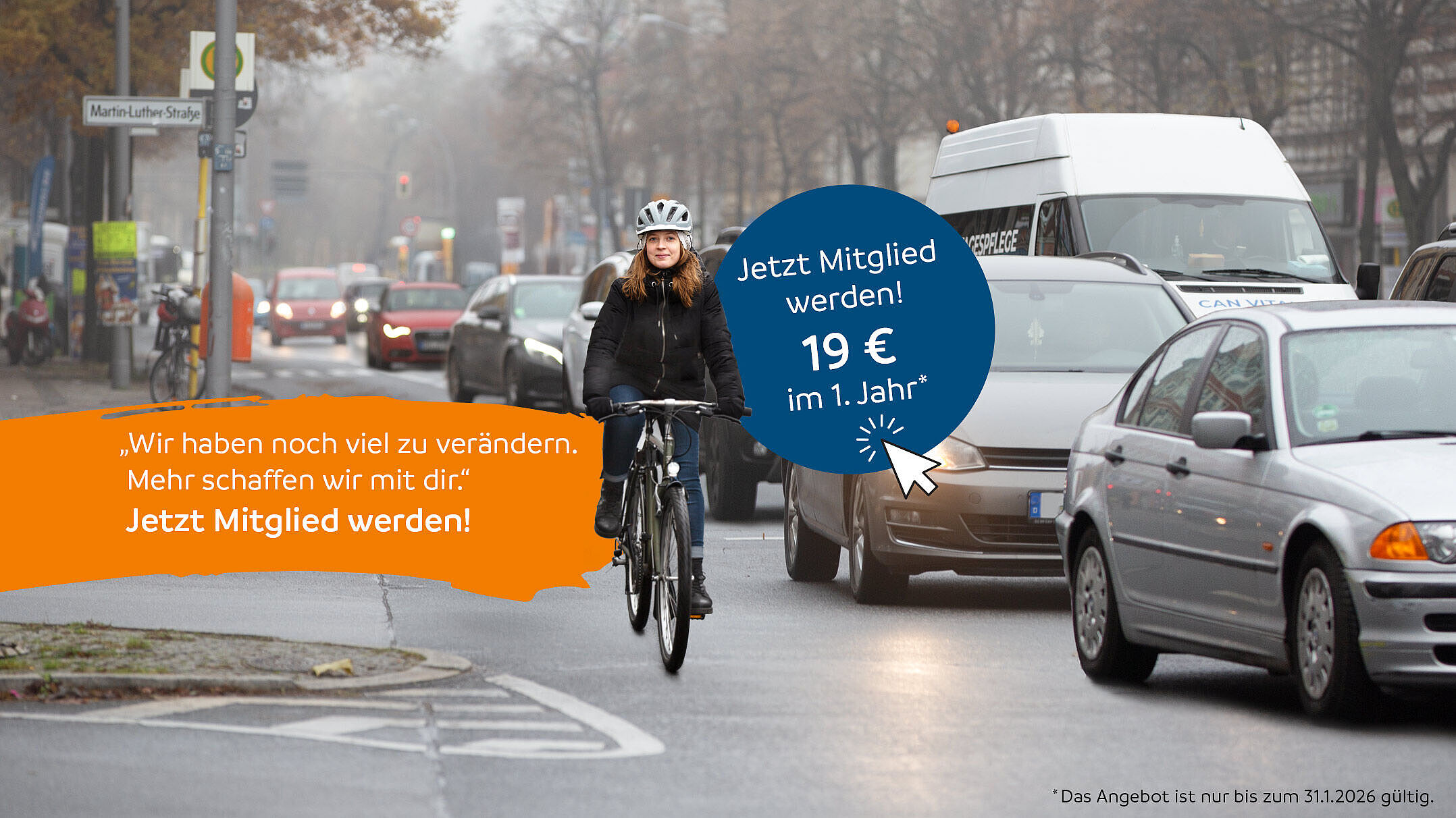 Frau auf Rad in einer Stadt