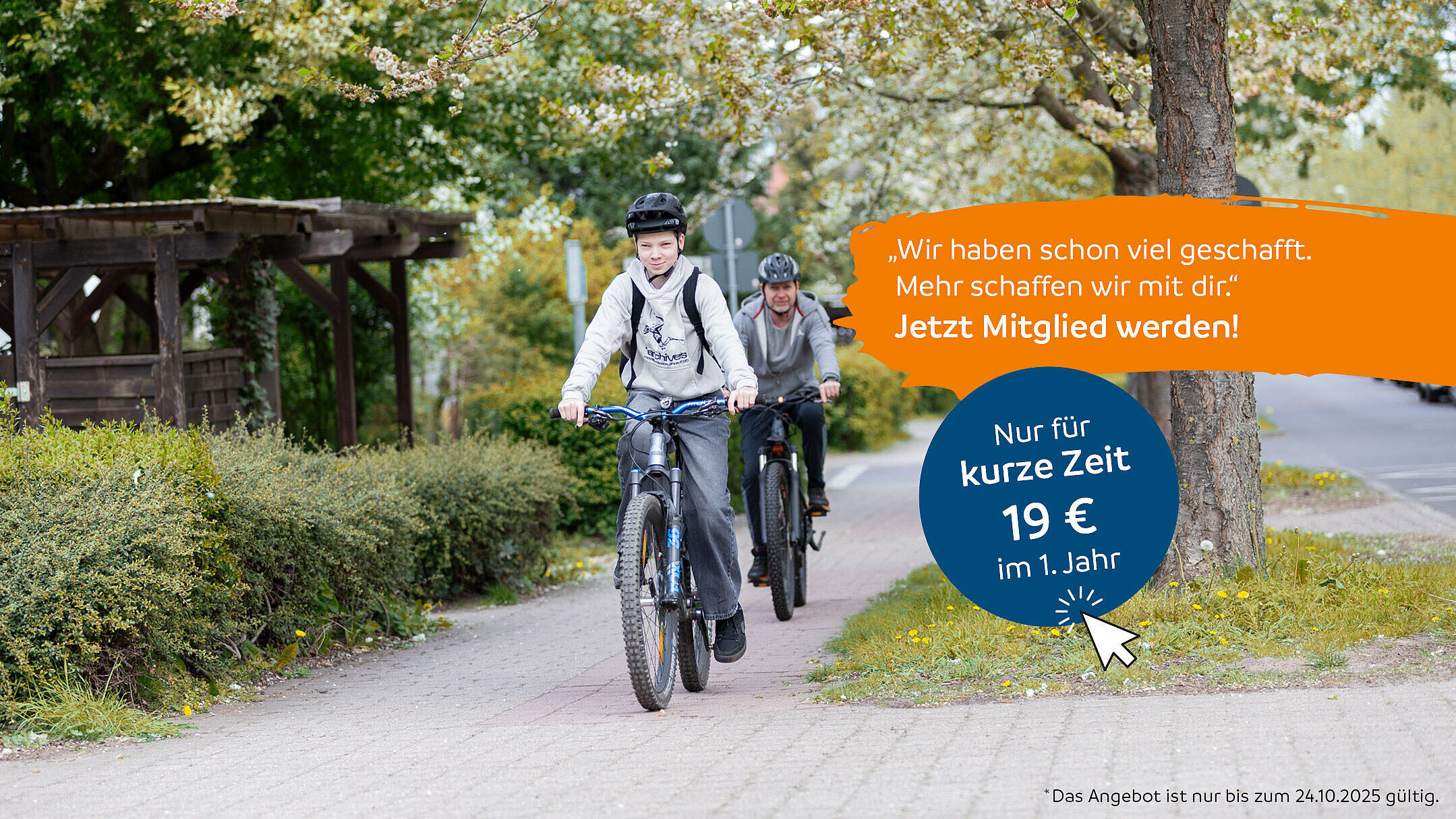 Jugendlicher und Vater auf Fahrrad mit Werbetext für ADFC-Einstiegsmitgliedschaft