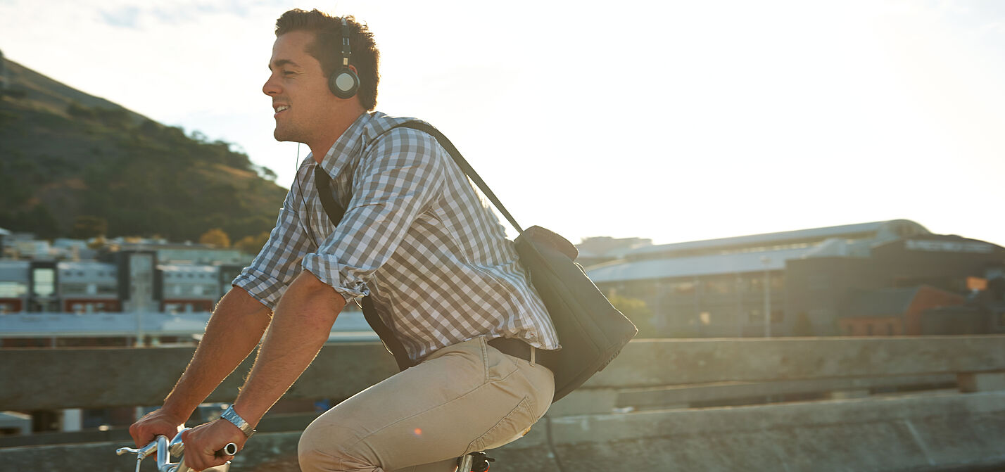 Radfahrer mit Kopfhörer